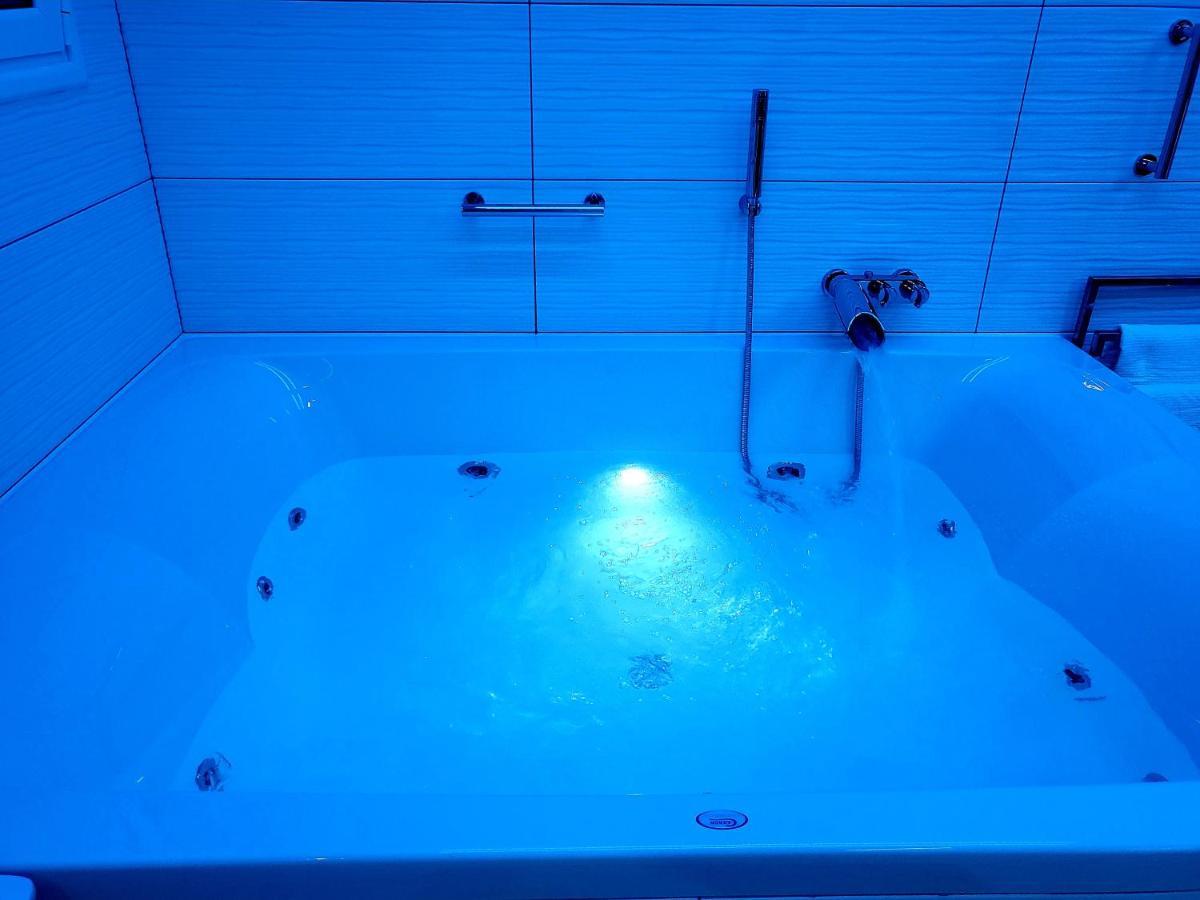 Romantic Deluxe Svite Wise Jacuzzi And Sauna 아테네 외부 사진