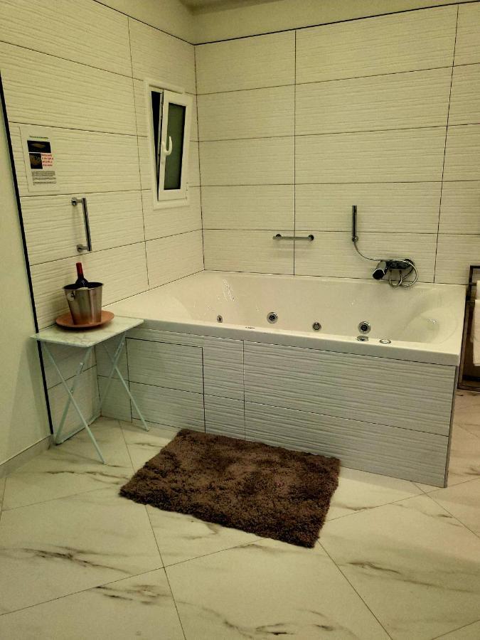Romantic Deluxe Svite Wise Jacuzzi And Sauna 아테네 외부 사진