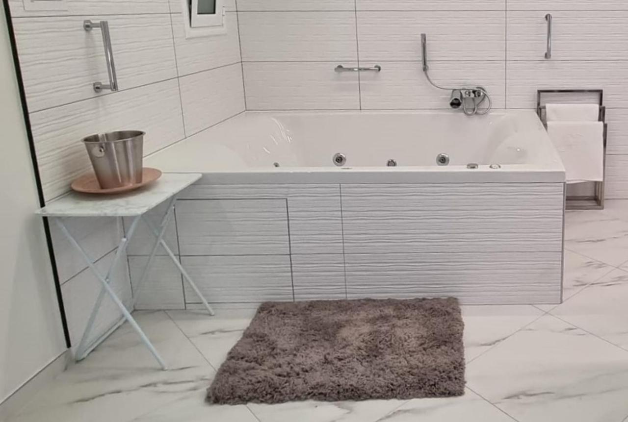 Romantic Deluxe Svite Wise Jacuzzi And Sauna 아테네 외부 사진