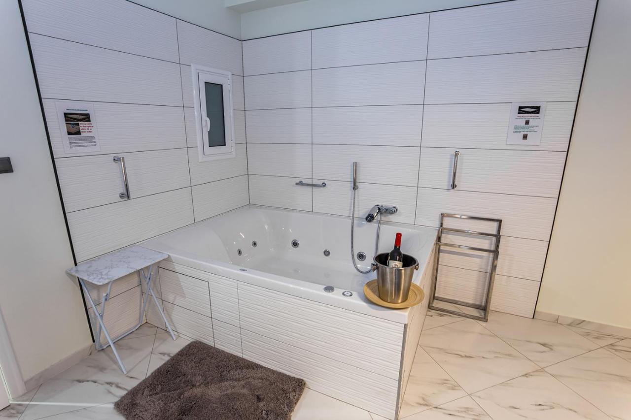 Romantic Deluxe Svite Wise Jacuzzi And Sauna 아테네 외부 사진